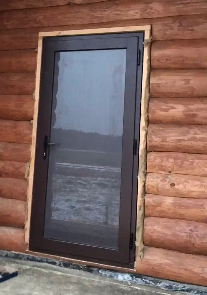 деревянно-стеклянная дверь в деревянном доме